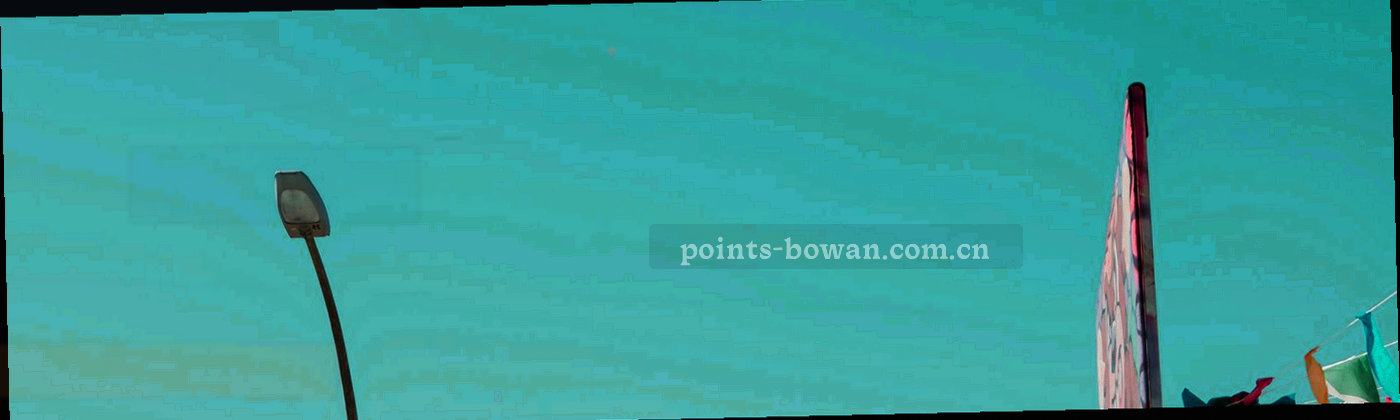 深墨蓝底色上的细密网格与一条贯穿画面的赛道绿细线，抽象无文字